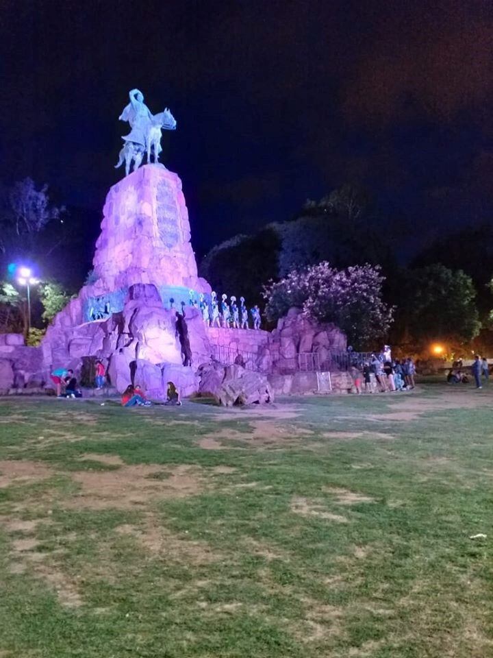 Indignación de los Gauchos de Güemes con los caporales que se subieron al Monumento