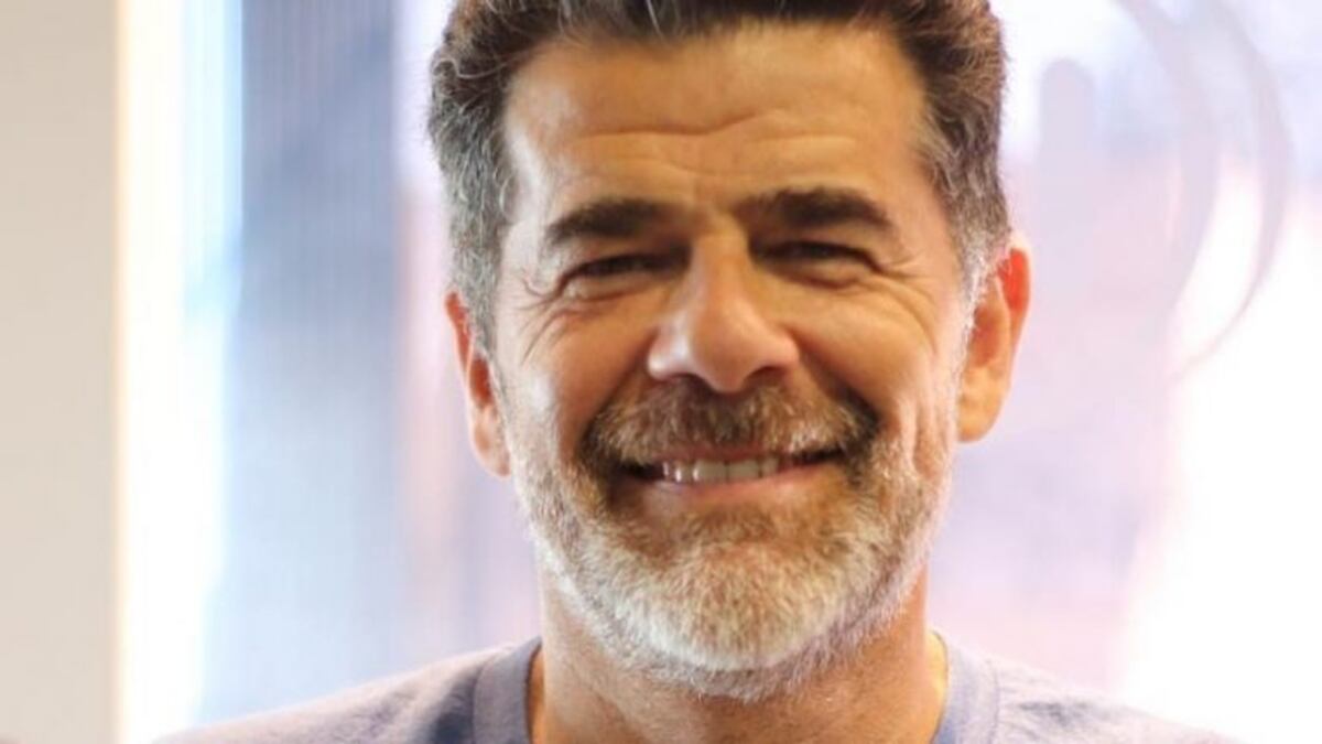 Julian Weich vivió un incómodo momento en vivo: una panelista agredió a un compañero en su programa