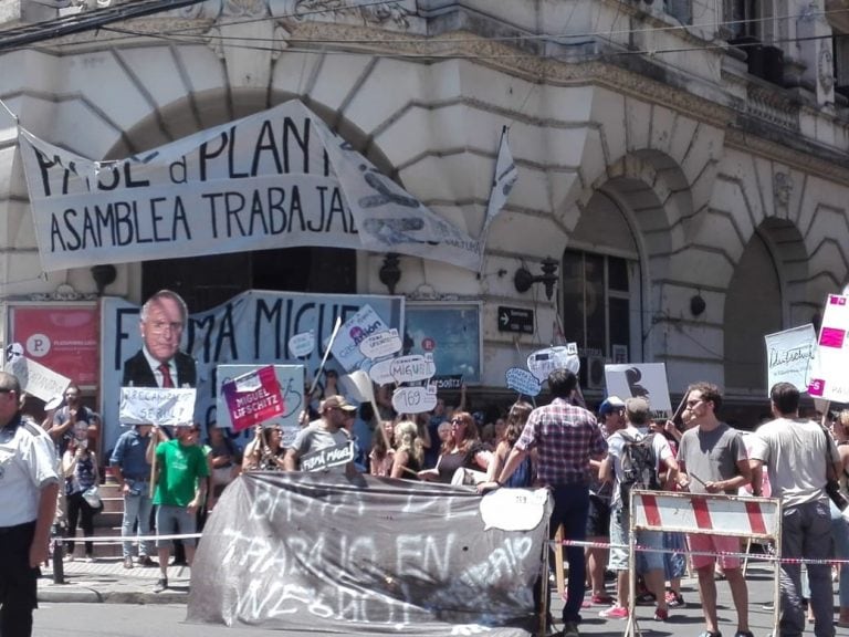 Los trabajadores de Cultura cortaron el tránsito en Sarmiento y Mendoza, frente a la sede de la Plataforma Lavardén. (Vía Rosario)