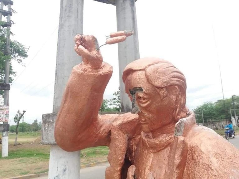 Vandalizaron una estatua de Néstor Kirchner . (FM Aries)