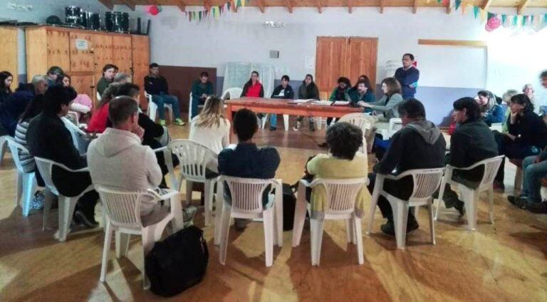 Vecinos de Epuyén reunidos por brote de hantavirus