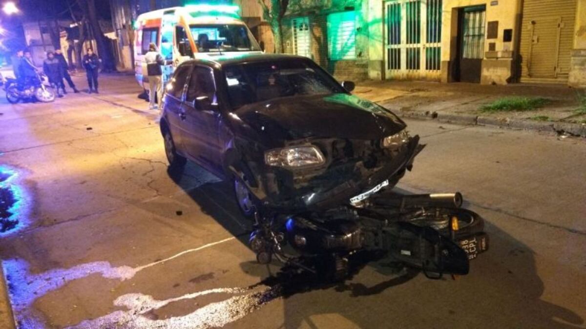 Violento choque entre un auto y una moto en zona sur