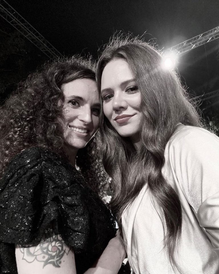 La cantante de Jesse & Joy se mostró por primera vez junto a su esposa e hija