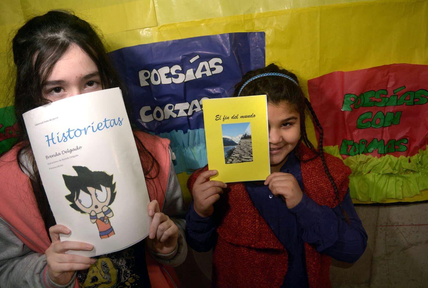 Dos niñas escritoras, imagen ilustrativa. 