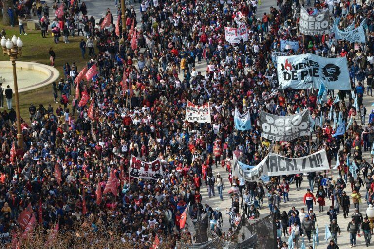 Barrios de Pie y el Polo Obrero se movilizan en la Plaza de Mayo con ollas populares. (Federico Imas)