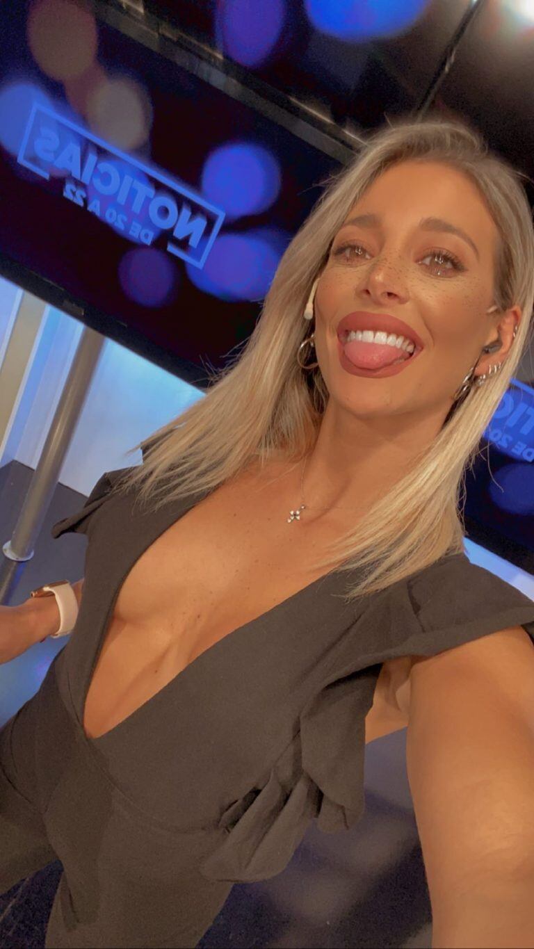 Sol Pérez lució un jugado look para conducir el noticiero de Canal 26: escote y vuelos