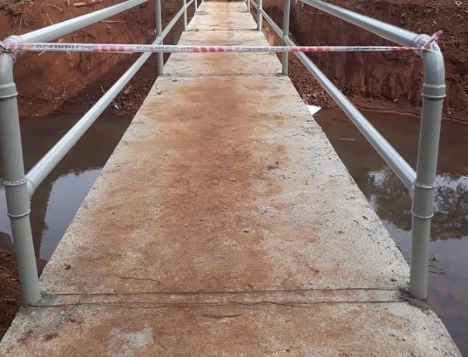 Puente en construcción cuando se le colocaron las barandas. (Infobae)