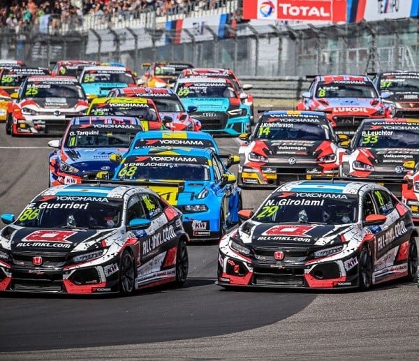 Los Honda Civic Type R TCR, piloteados por Guerrieri y Girolami, al frente del pelotón en una de las contiendas de este año (Nürburgring, Alemania). Los argentinos, siempre protagonistas.