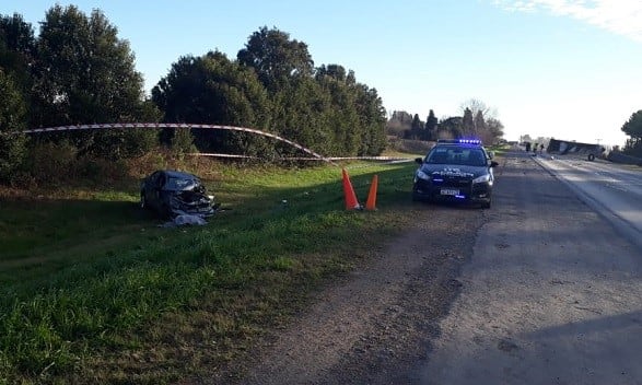 Un camión y un auto colisionaron en la ruta A012, a la altura de Roldán. (Ministerio de Seguridad)