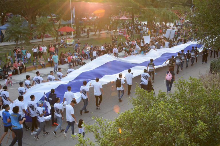 El publico participó aplaudiendo a las organizaciones libres del pueblo