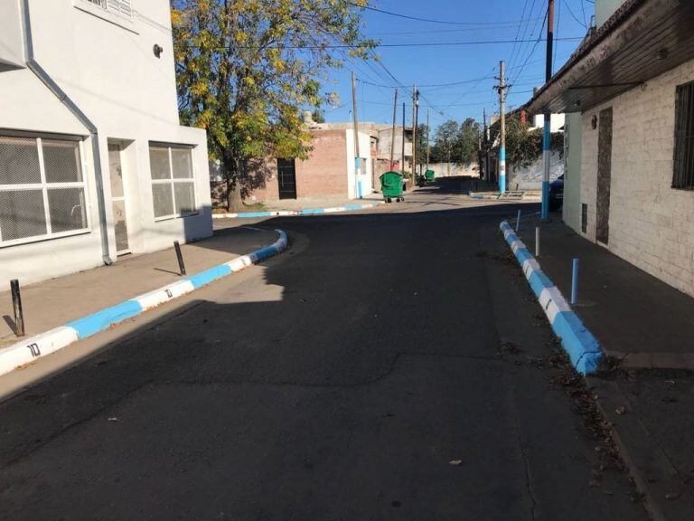 Pintadas en barrio Las Heras apoyan al 10 de la Selección Argentina.