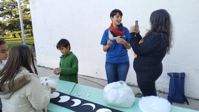 El fenómeno fue un buen momento para enseñar a los chicos sobre astronomía. (Foto:ViaPais)