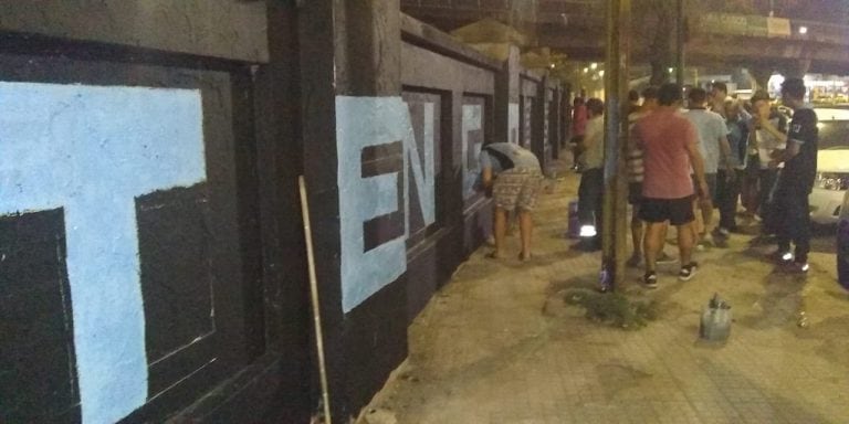 Los hinchas de Belgrano construyeron el mural más grande del país en el predio de la Estación Mitre.