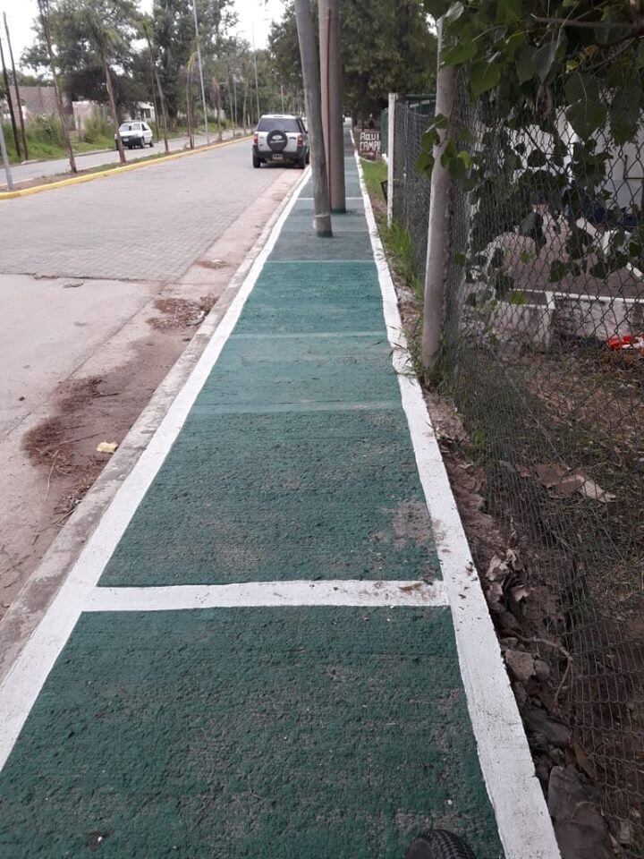 La ciclovía inaugurada en Cruz del Eje y que tiene obstáculos en el medio. (Infoglobal Argentina)