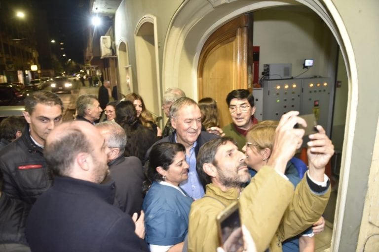 Mauricio Macri y Juan Schiaretti y el intento de escrache de una persona en la calle.