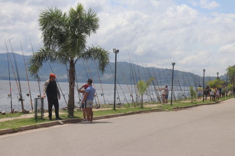 Uno de los tantos concursos de pesca a la vera del lago San Roque en Villa Carlos Paz.