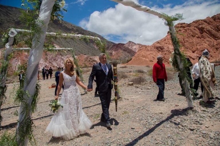 Especies naturales de la región fueron elegidas por los guías espirituales para ornamentar los aros por los cuales debía pasar la pareja rumbo al altar.