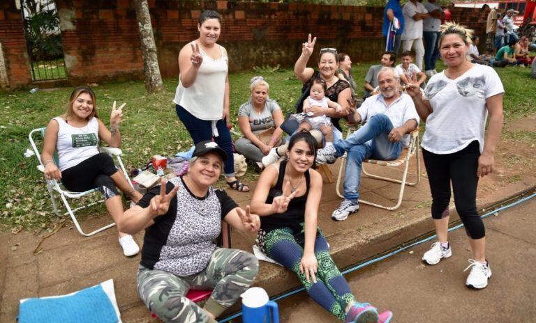 Horas de espera sobre la Avenida Bustamante a la salida del Polideportivo, para saludar a la expresidenta luego de la presentación de su libro. (Twitter=