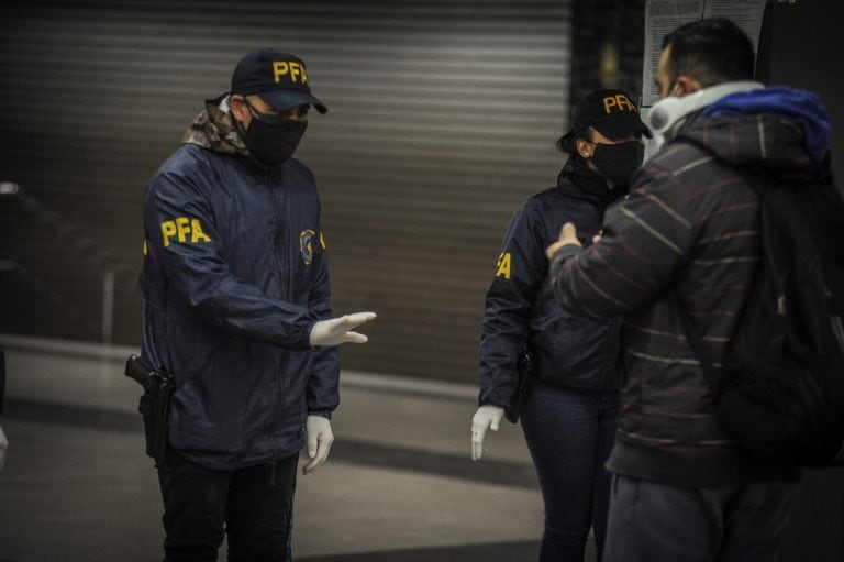 Controles en las estaciones de tren. (Federico Lopez Claro)