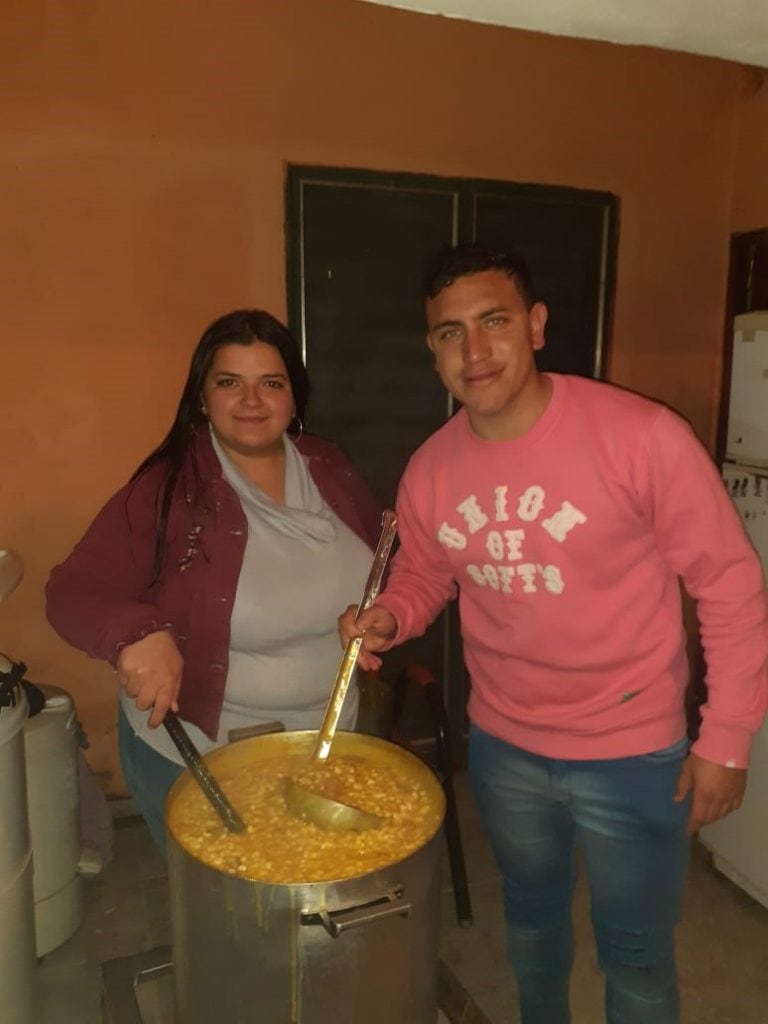 El Monito se multiplica para ayudar con meriendas y cenas en tres barrios. ¡Se viene un gran locro!!!