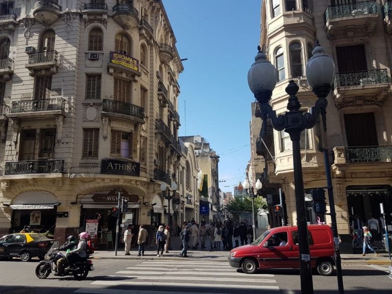 Este lunes desde las 13 debutó la fase 4 del aislamiento y reabrieron los comercios en la peatonal Córdoba. (Rosario Nuestro)