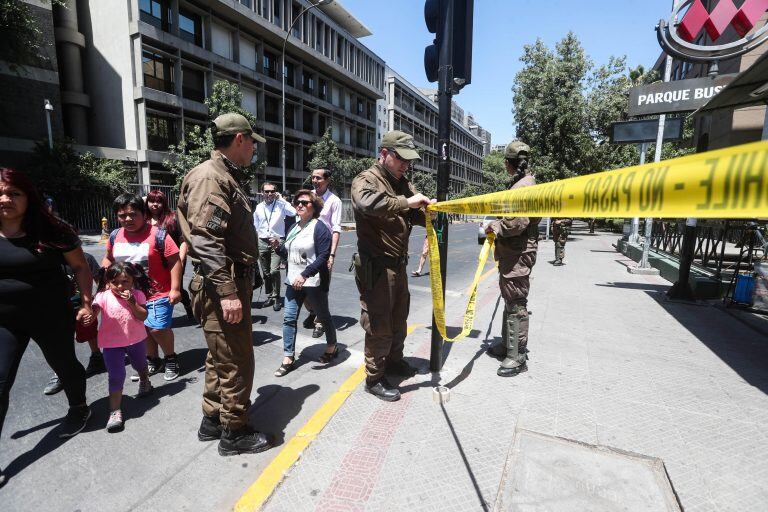 Miembros de Carabineros acordonan la zona (EFE).