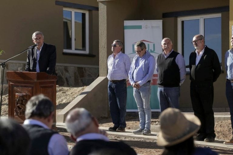 El gobernador Morales encabezó el acto de entrega de 30 Viviendas e Infraestructura, construidas por el IVUJ en el barrio "34 Hectáreas" de La Quiaca.