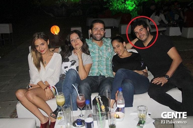 Brenda Asnicar, con su esposo y amigos.