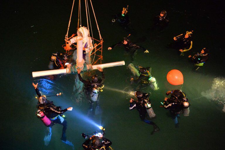 Tradicional via crucis submarino bajo el agua.