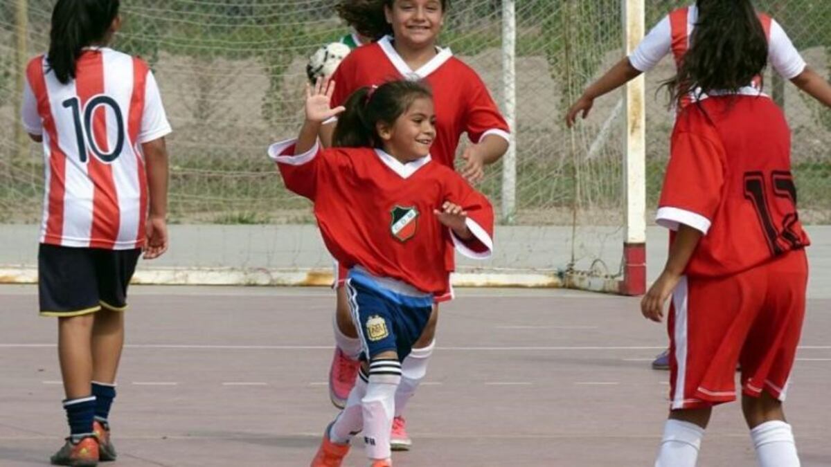 Tiene 6 años y hace estragos en el fútbol femenino: sueña con ser como el Pity Martínez
