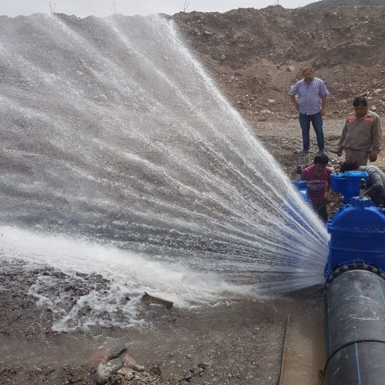 La descomunal pérdida de agua en la junta dañada del acueducto refleja la magnitud del ataque.