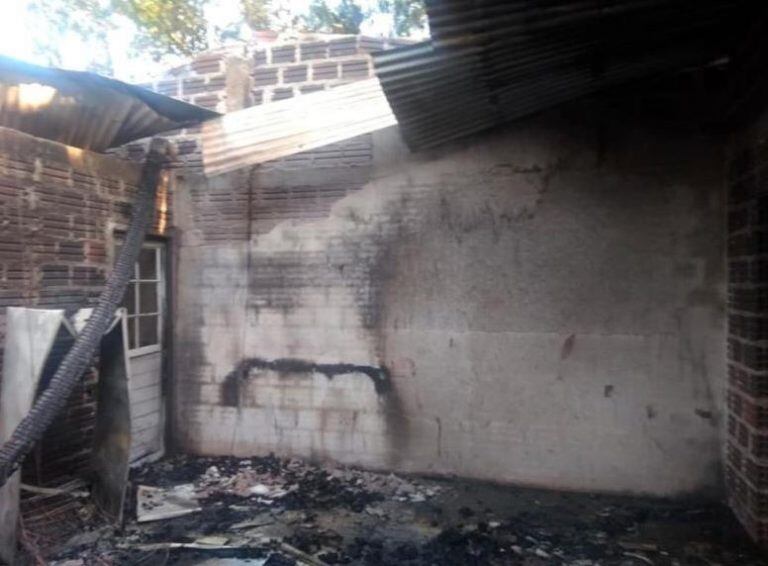 La vivienda de Alfredo quedó completamente destruida por las llamas. (Foto: El Territorio)