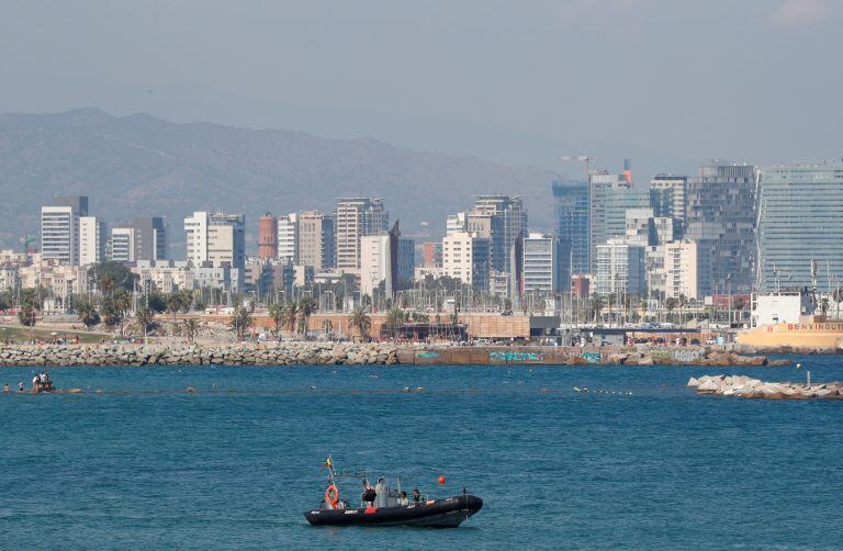 Está prevista la llegada de un barco de la armada este lunes, que se hará cargo de explosionar la bomba, hallada a tres metros de profundidad.