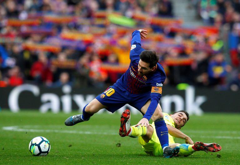 FC Barcelona's Lionel Messi, left, duels for the ball against Getafe's Mauro Arambarri during the Spanish La Liga soccer match between FC Barcelona and Getafe at the Camp Nou stadium in Barcelona, Spain, Sunday, Feb. 11, 2018. (AP Photo/Manu Fernandez)