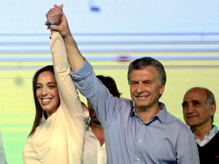 Argentina's President Mauricio Macri and Buenos Aires' governor Maria Eugenia Vidal hold hands as they celebrate at their campaign headquarters in Buenos Aires, Argentina October 22, 2017.  REUTERS/Marcos Brindicci buenos aires mauricio macri maria eugenia vidal elecciones legislativas 2017 festejo festejos del partido cambiemos bunker en costa salguero