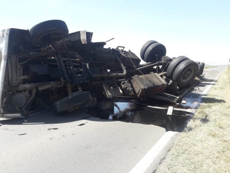 Accidente ruta 19 en El Fuertecito volcó un camion