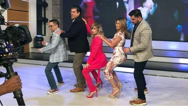 Laurita Fernández fue presentada como "conductora y presentadora de televisión, jueza implacable y protagonista en teatro" en la pantalla de  Televisa