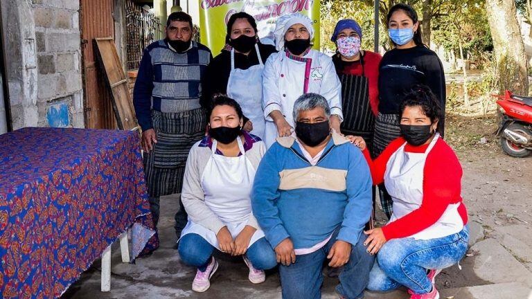 El equipo que colabora con Asunción Argüello para la producción de la empanada jujeña ganadora del concurso federal.