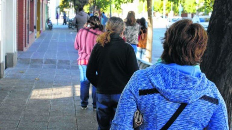 Largas filas para comprar pescado en General Roca (Diario Río Negro).