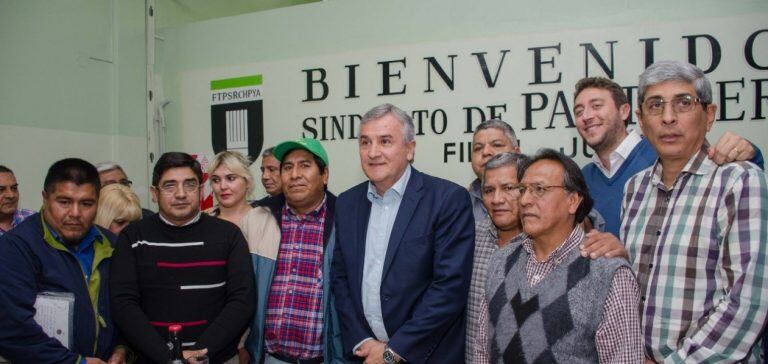 El mandatario y los gremialistas compartieron un almuerzo en la sede del Sindicato de Pasteleros, en calle Lisandro de la Torre de esta capital, marco en el que repasaron las políticas públicas encaradas en Jujuy y la postura en favor del oficialismo.