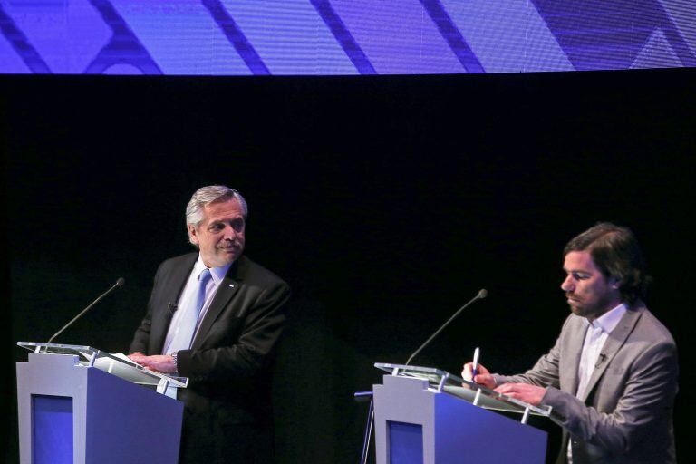 Con picantes cruces, los candidatos presidenciales debatieron en Santa Fe REUTERS/Agustin Marcarian