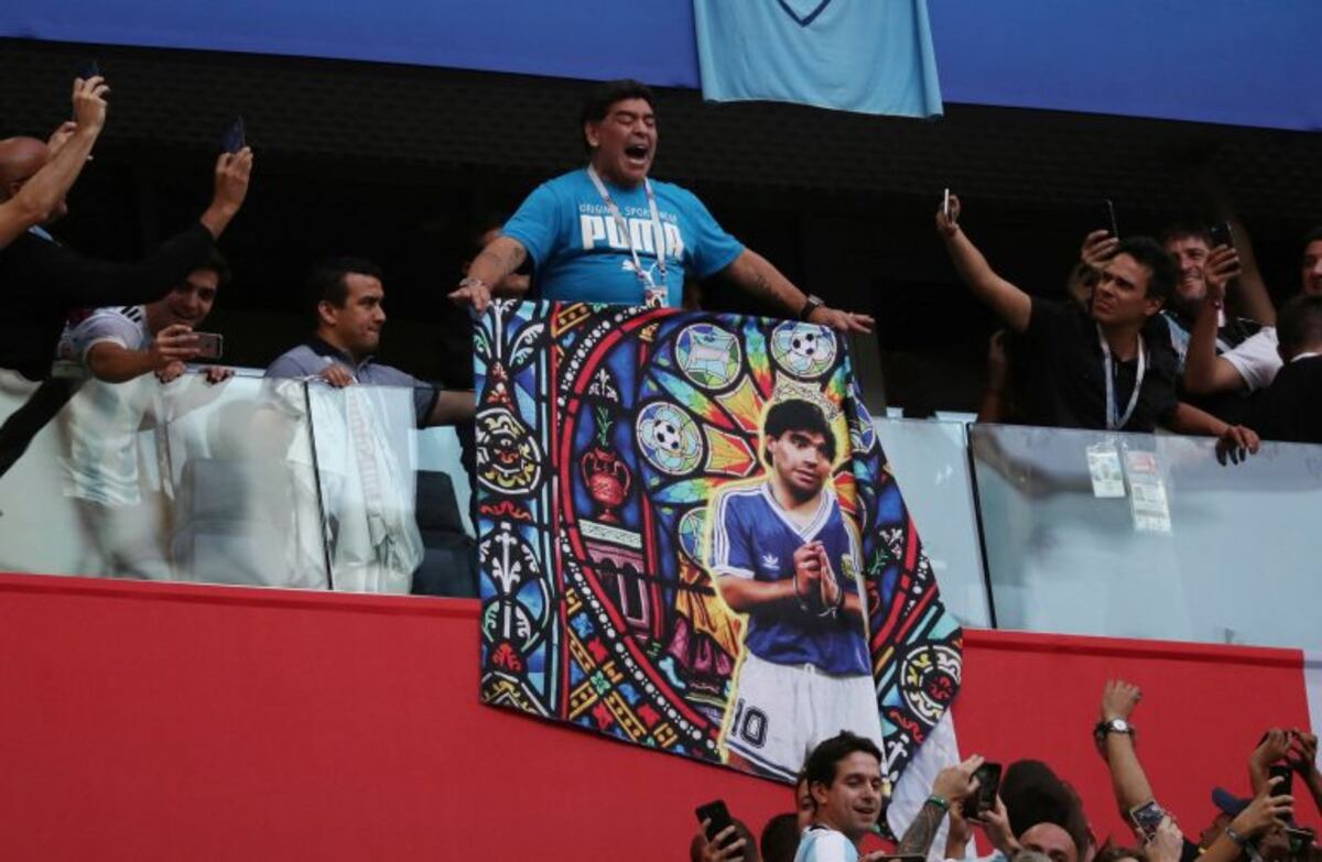El baile de Maradona con una hincha nigeriana en la previa del partido