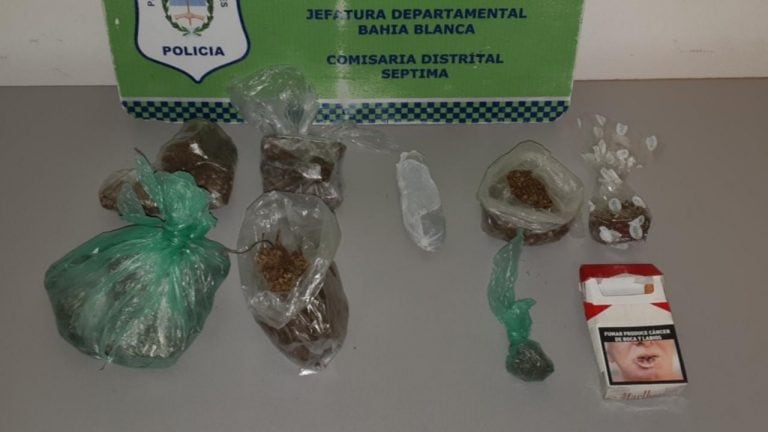 Detienen a dos jóvenes con medio kilo de marihuana en el auto