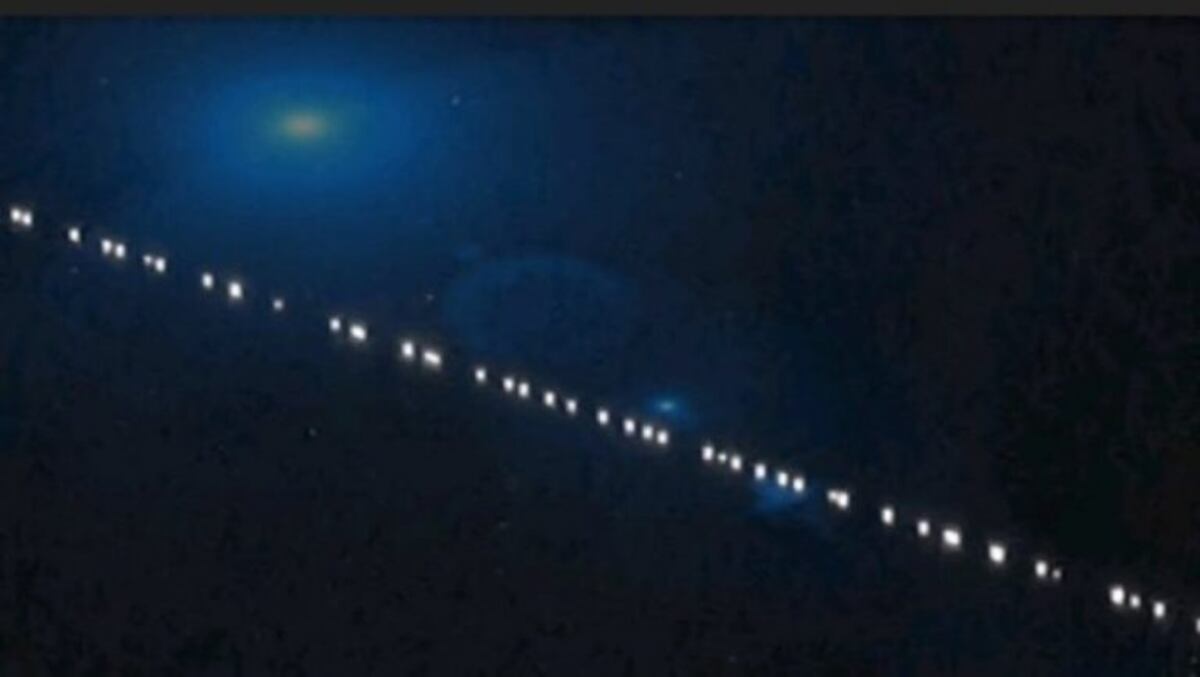 Una línea de estrellas en movimiento, sorprendió este viernes