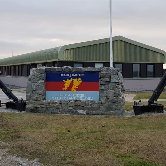 Acceso a la Base de Monte Agradable, hogar de 2000 soldados británicos.