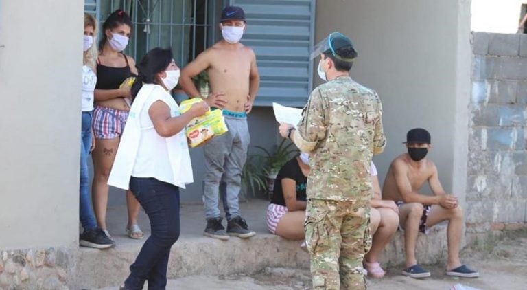 Controles en el barrio del niño que contrajo el virus.