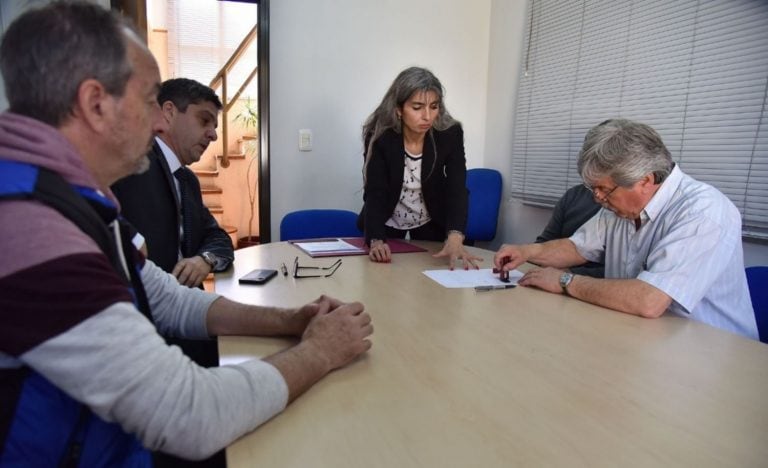 Tras la firma del acuerdo los trabajadores viales comenzarán a trabajar.