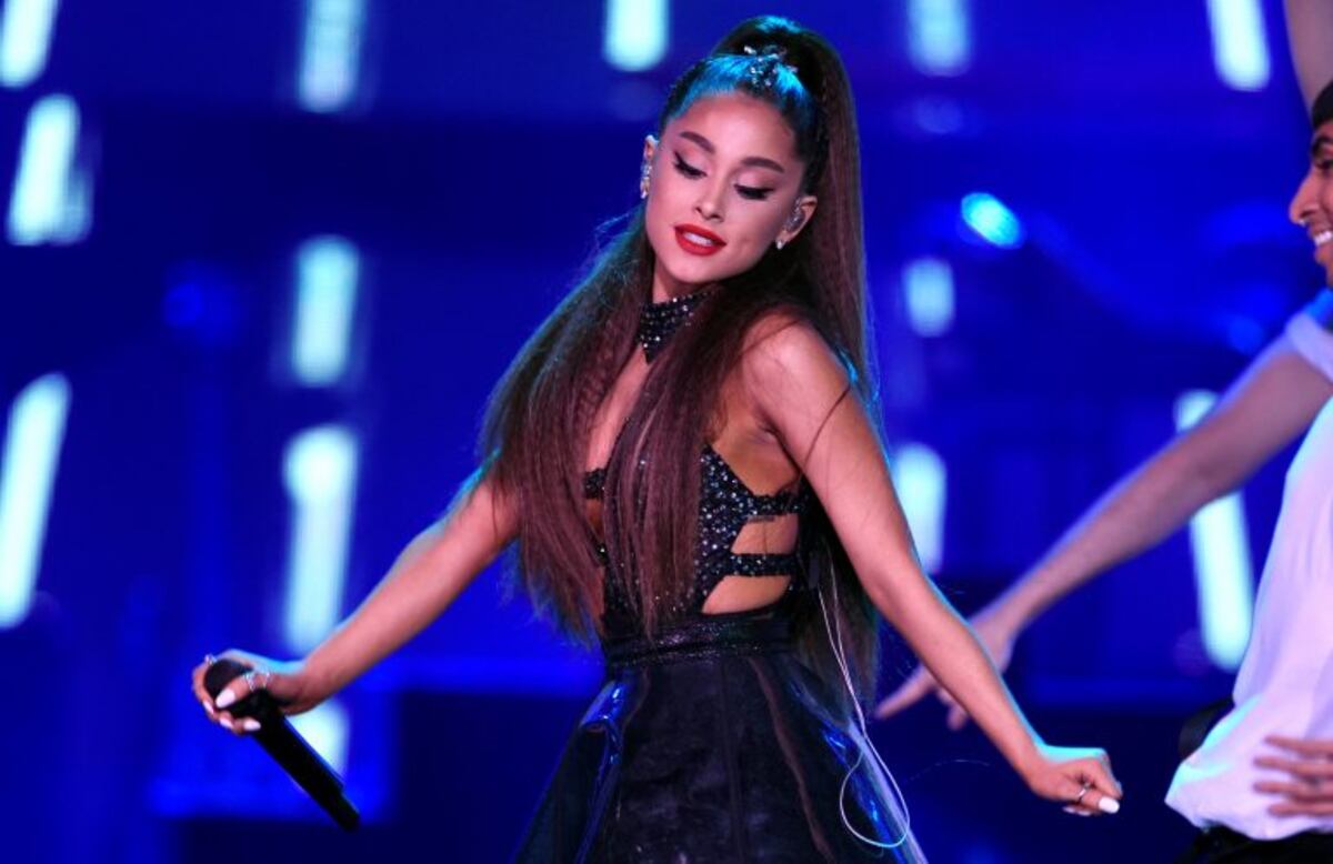 La caída de Ariana Grande en pleno show