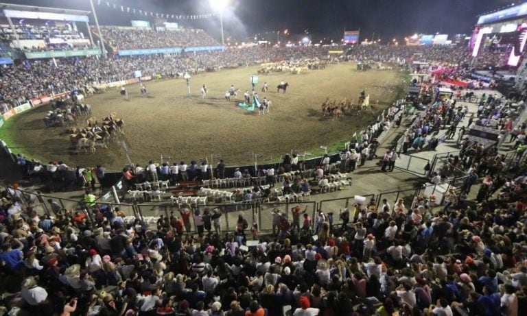 Otra vez un accidente en la doma de Jesús María en el que murió un caballo desató la polémica por esta práctica.