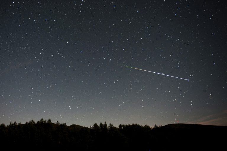 Lluvia de estrellas fugaces en cuarentena: se podrá ver desde esta noche y hasta el 30 de abril. (Foto:EFE/ Pedro Puente Hoyos)